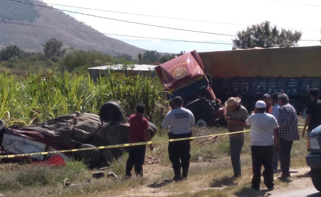 Mueren 5 personas al chocar taxi y tráiler en Oaxaca