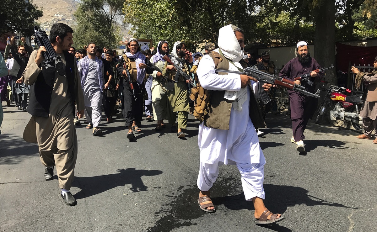 Con disparos al aire, talibanes dispersan protesta antipaquistaní en Kabul
