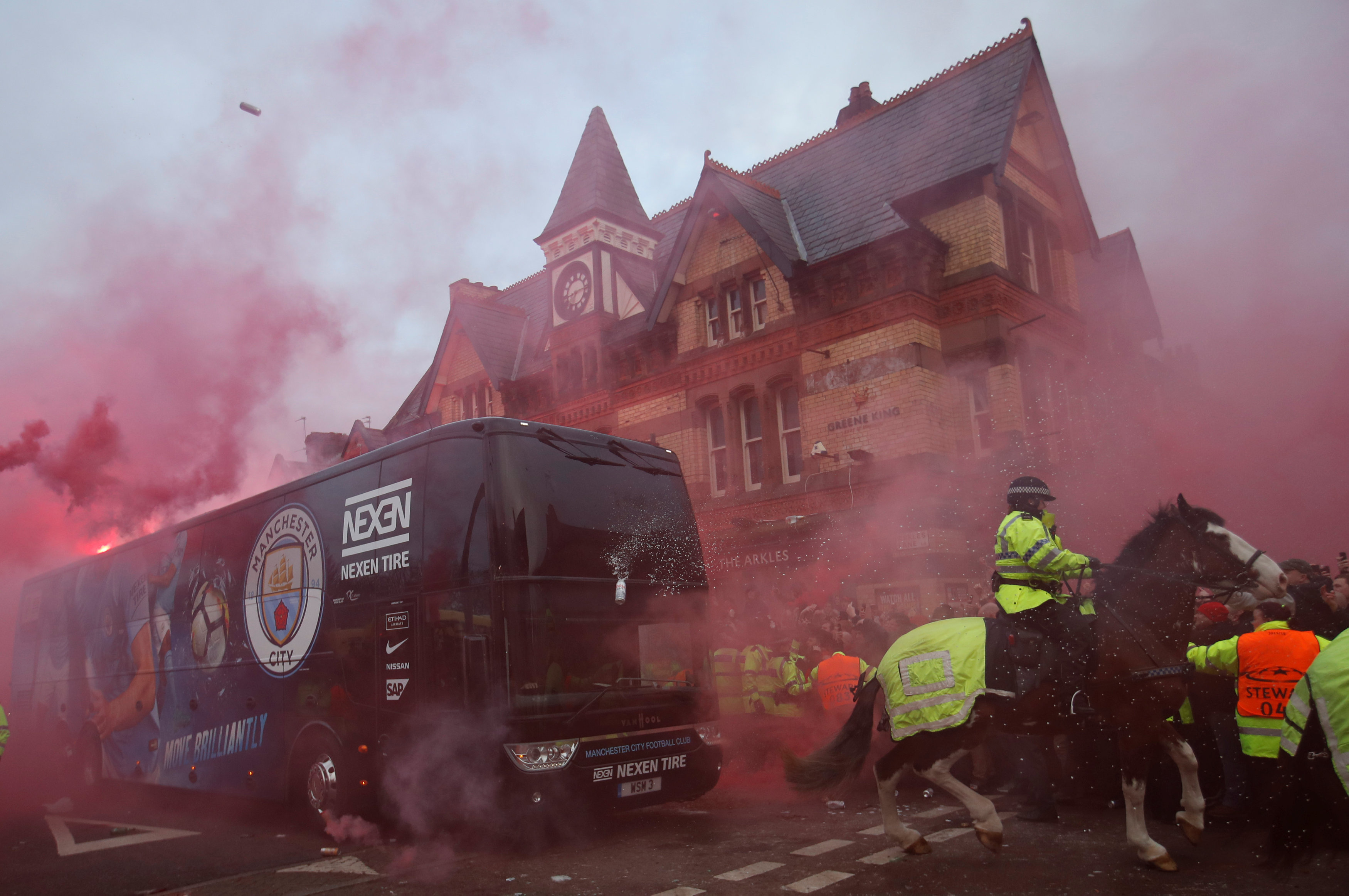 Aficionados del Liverpool dañan el autobús del City