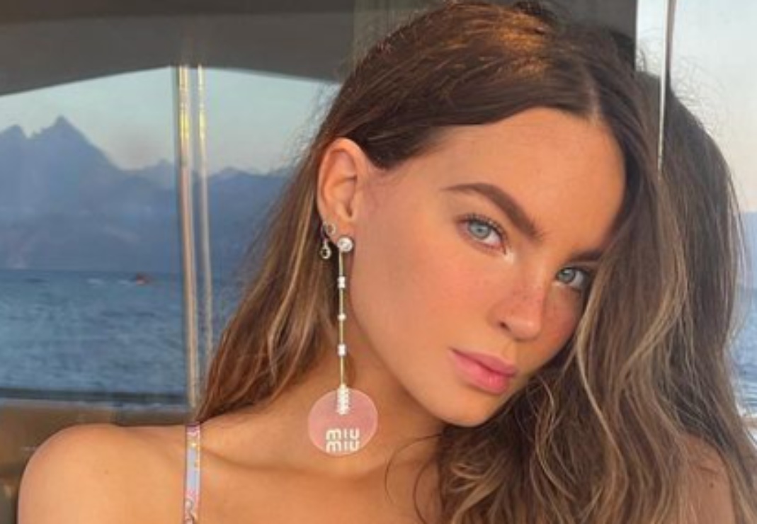 Belinda celebra el amor con un lujoso abrigo en forma de corazón