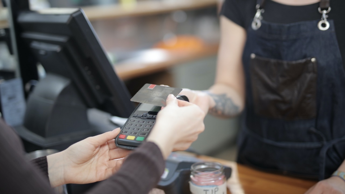 Qué hacer si un restaurante te incluye la propina en la cuenta