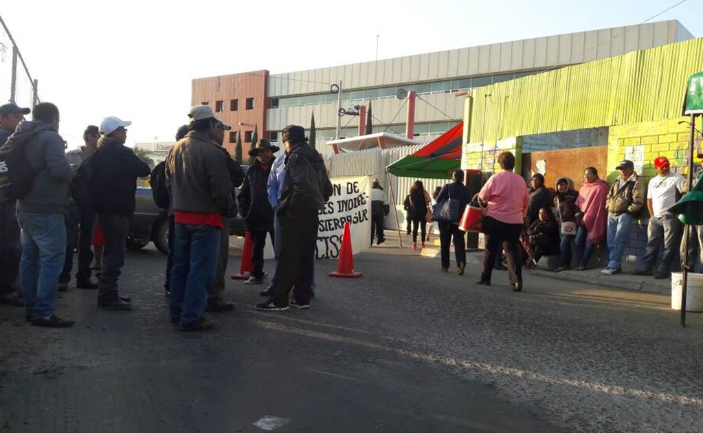 Protestan pobladores de Oaxaca en Ciudad Administrativa