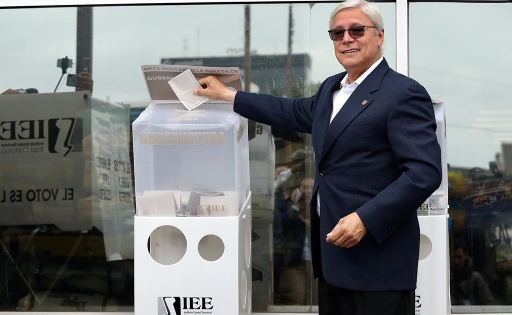 Jaime Bonilla emite su voto en Tijuana