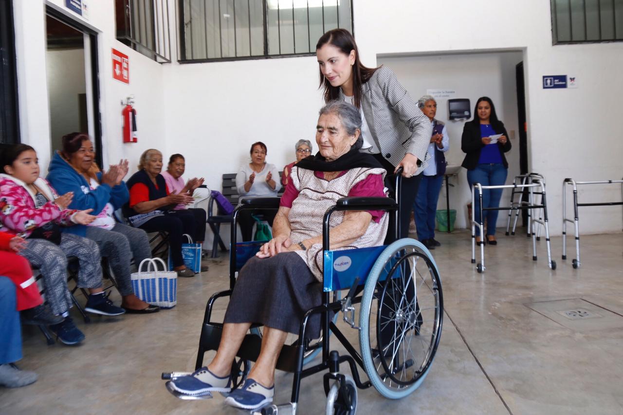 Elsa Mendez brinda apoyo a adultos mayores 
