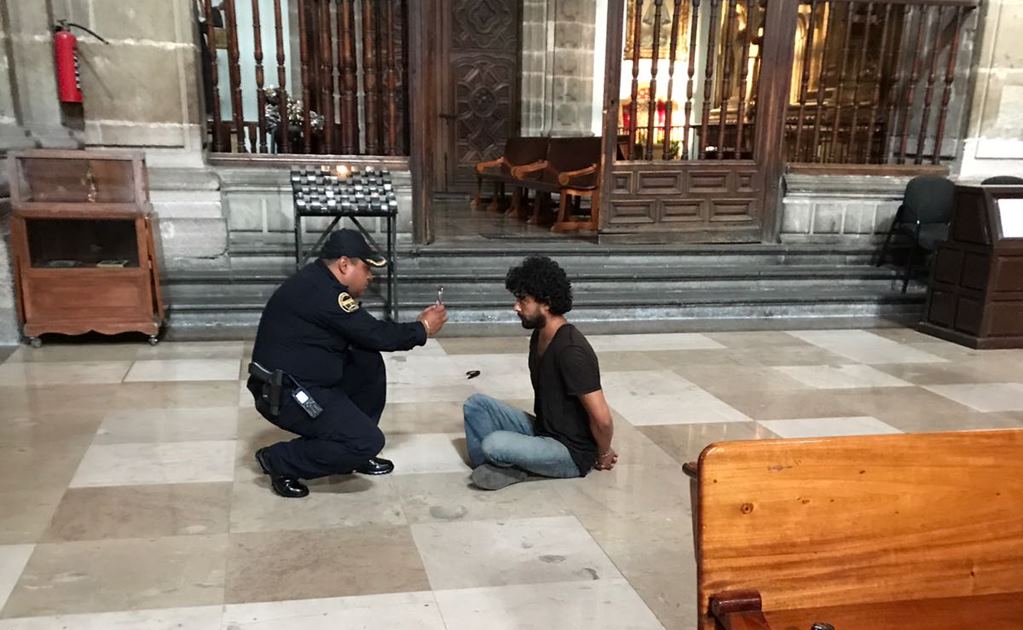 Apuñalan a sacerdote en la Catedral