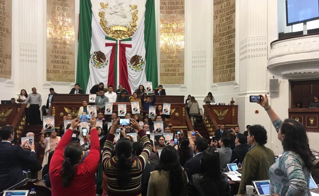 Morena y partido Verde toman tribuna en Congreso de CDMX para defender a AMLO