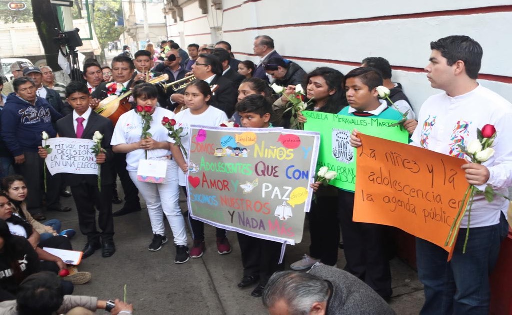 Niños llevan serenata a AMLO; piden políticas públicas enfocadas a menores