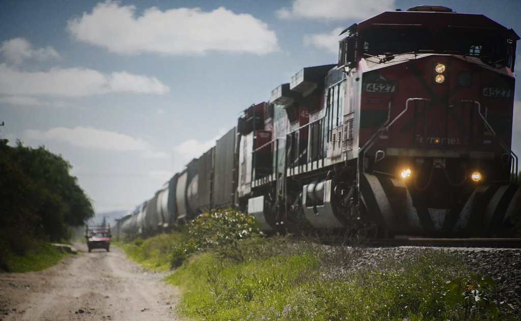 Una mujer y un niño resultan heridos al ser embestidos por tren de carga en Culiacán, Sinaloa