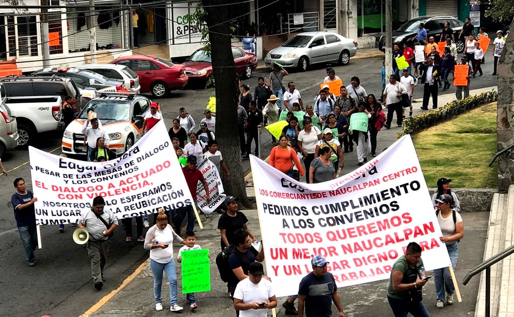 Protesta de ambulantes colapsa tránsito en Naucalpan