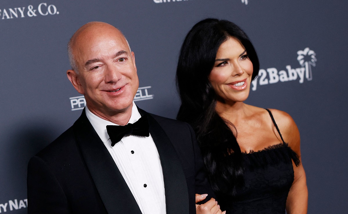 Lauren Sánchez luce arriesgado escote y cinturita con vestido escarlata para festejar a Jeff Bezos