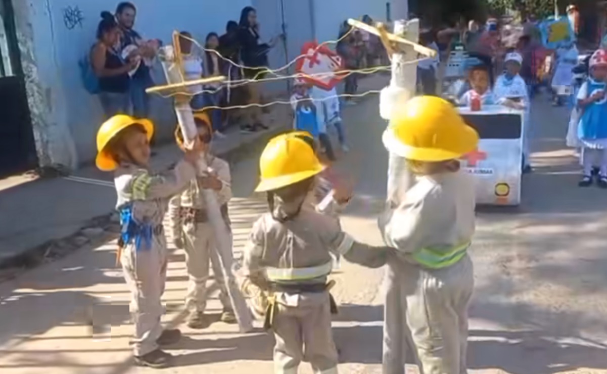 VIDEO: Niños realizan homenaje a trabajadores de la CFE tras paso de "Otis" en Acapulco
