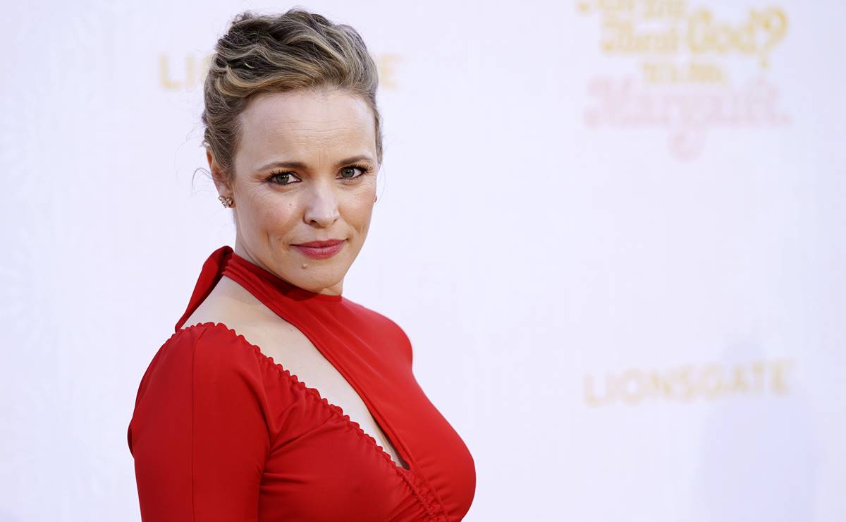 Rachel McAdams arranca suspiros con un vestido rojo ‘cut out’ en Los Ángeles