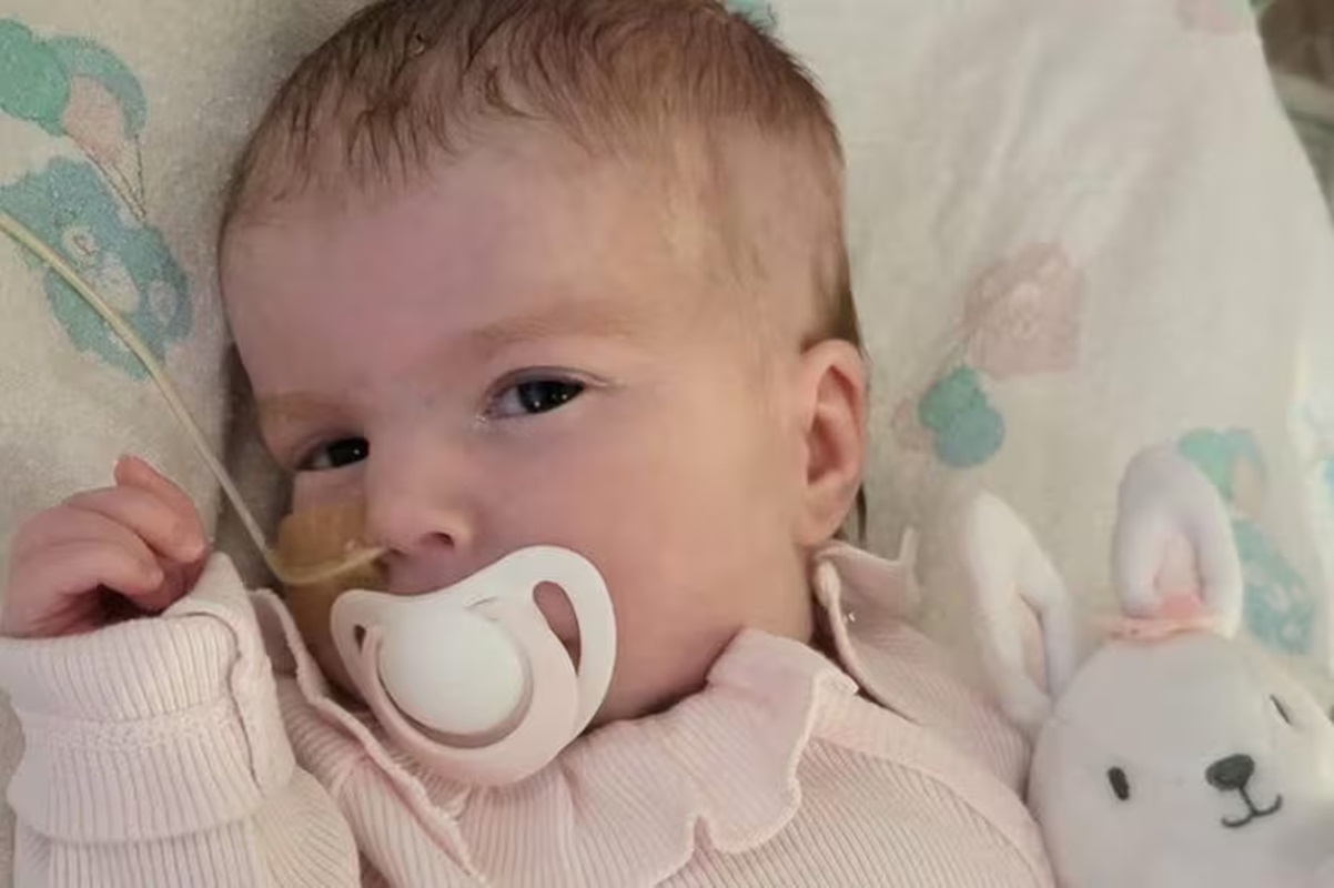 Otorgan nacionalidad italiana a bebé que iba a ser "desconectada" en Reino Unido