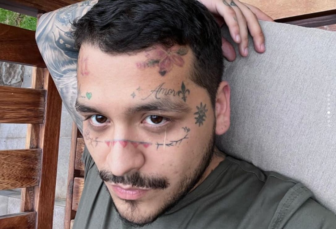 Christian Nodal rejuvenecido, así va la eliminación de tatuajes en su cara