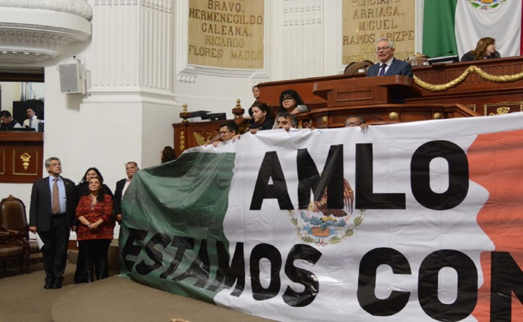 Ante críticas por Culiacán, Morena despliega bandera en Congreso de la CDMX