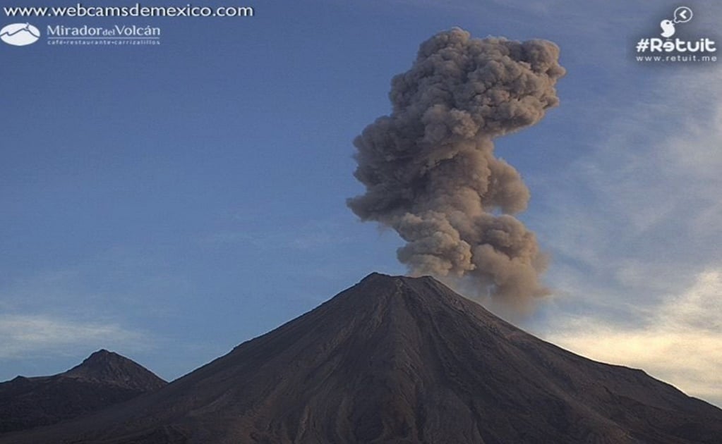 Volcán de Colima lanza nueva fumarola de mil 300 metros