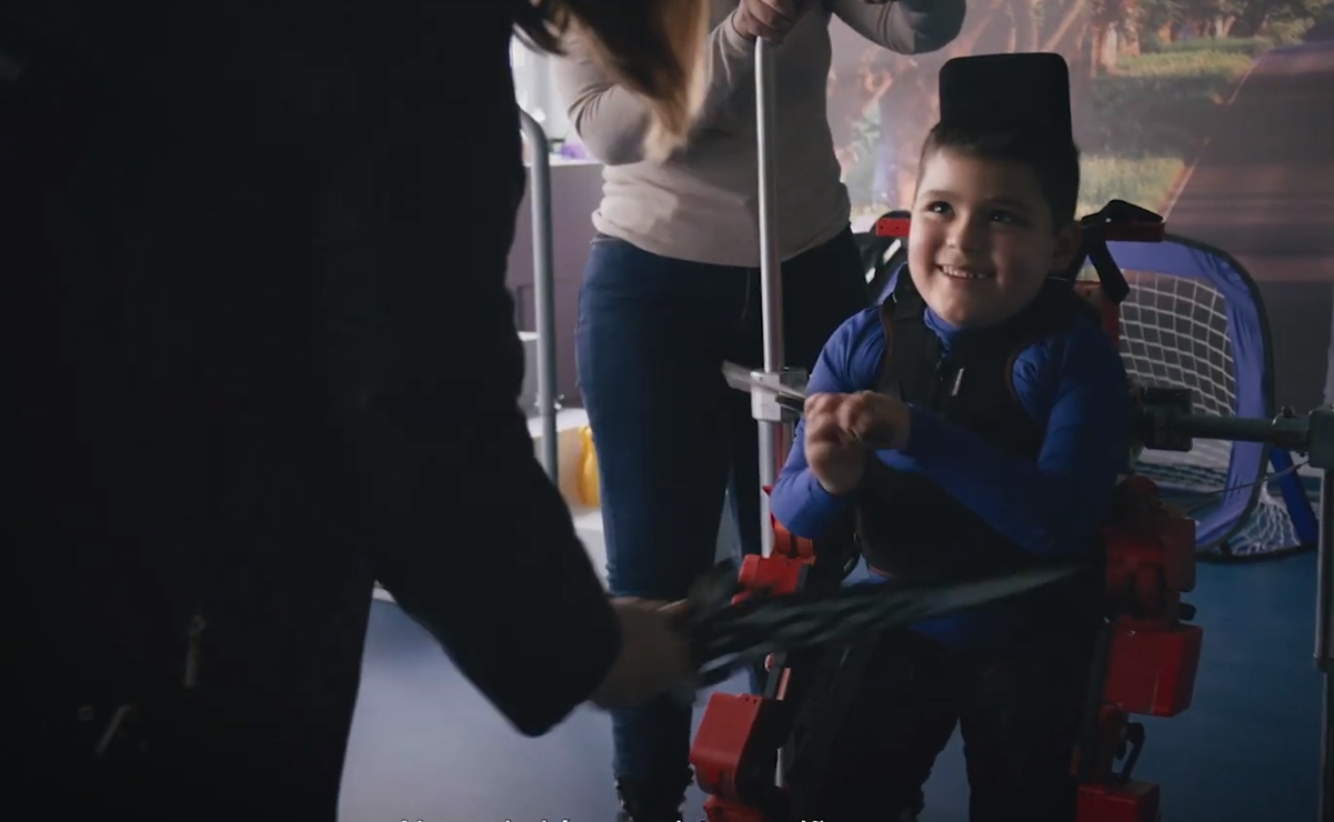 Crean el primer exoesqueleto pediátrico del mundo para niños con parálisis