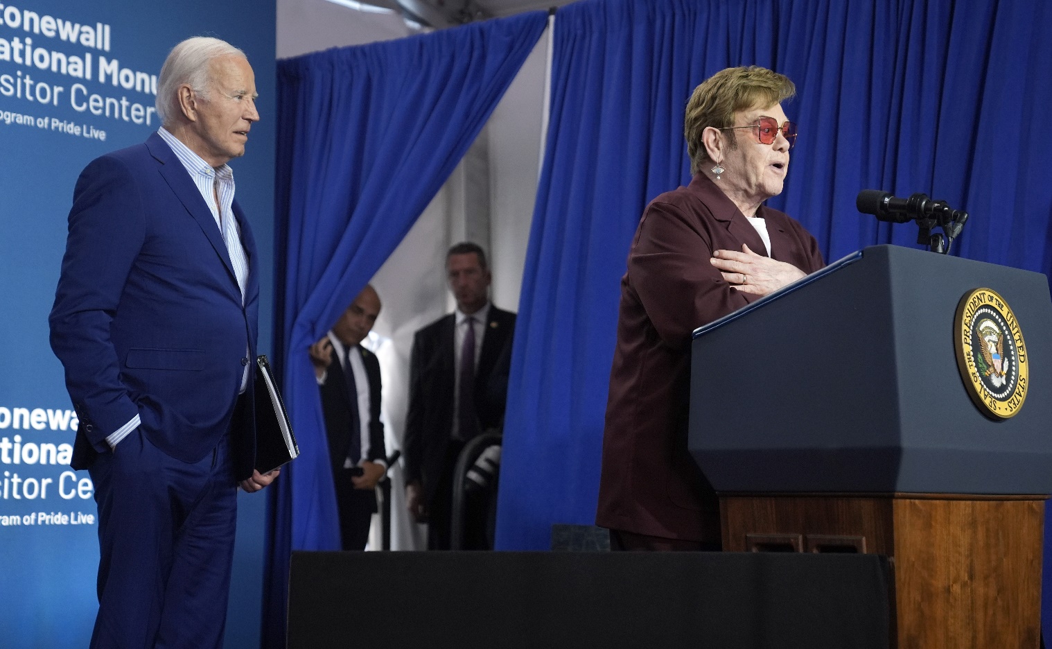 Biden aparece junto a Elton John para celebrar hito de la lucha LGTBQ+