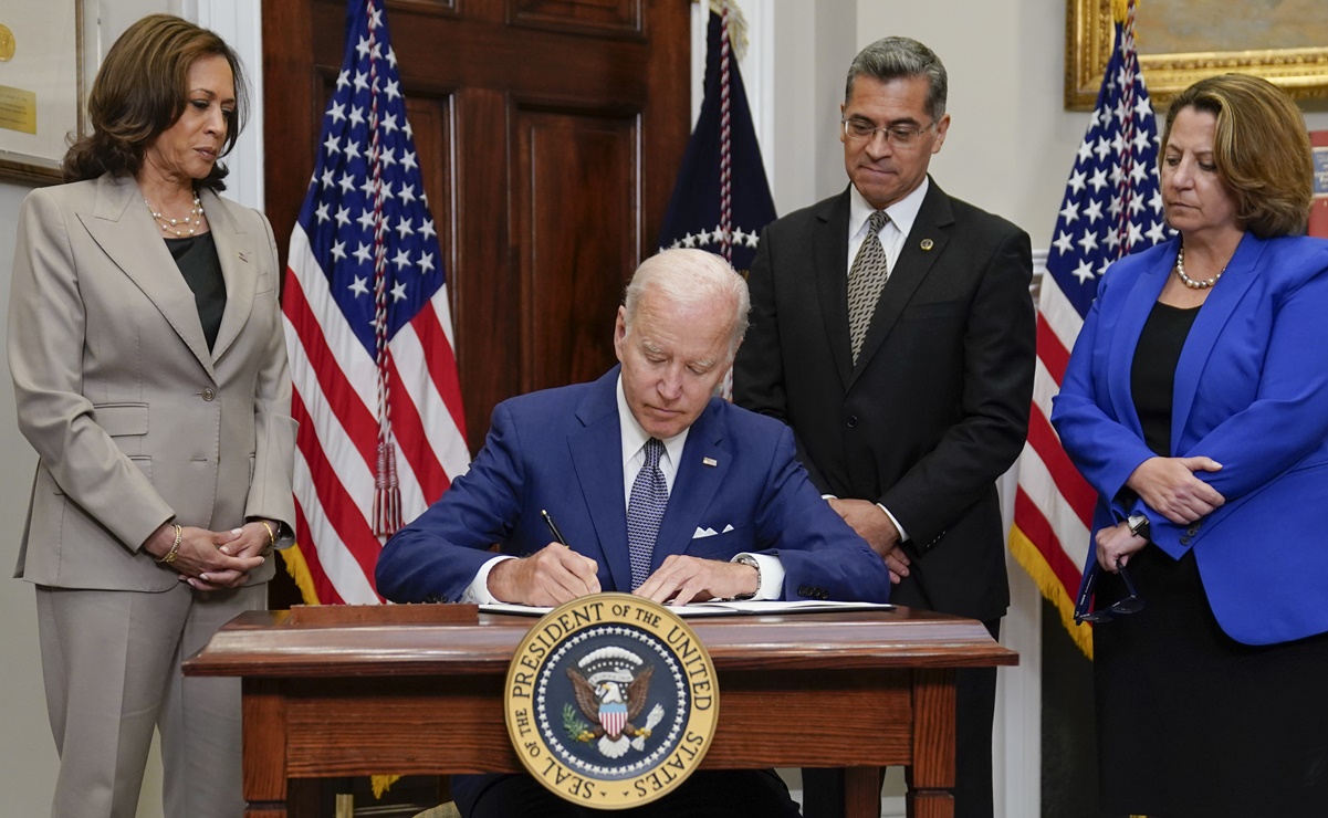 Biden firma orden que protege el acceso al aborto, tras fallo de la Corte Suprema