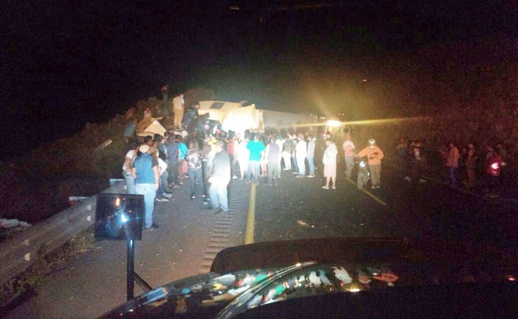 Choque entre autobús y tráiler deja un muerto y 18 heridos en Veracruz