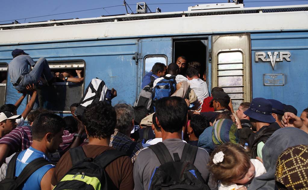 Migrantes en ruta a Europa atestan trenes en Macedonia