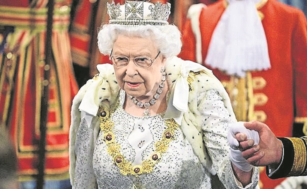 La Reina Isabel II está de vuelta al trabajo y atiende dos "zooms" desde palacio tras tener Covid-19 la semana pasada