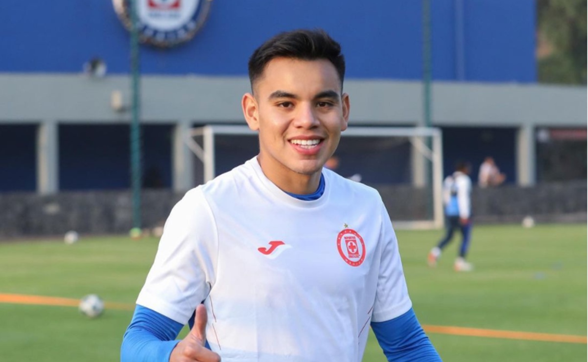 Cruz Azul hace oficial el fichaje de 'Charly' Rodríguez al estilo de Rocky Balboa 