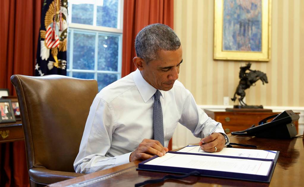 Obama firma la orden que levanta sanciones a Irán