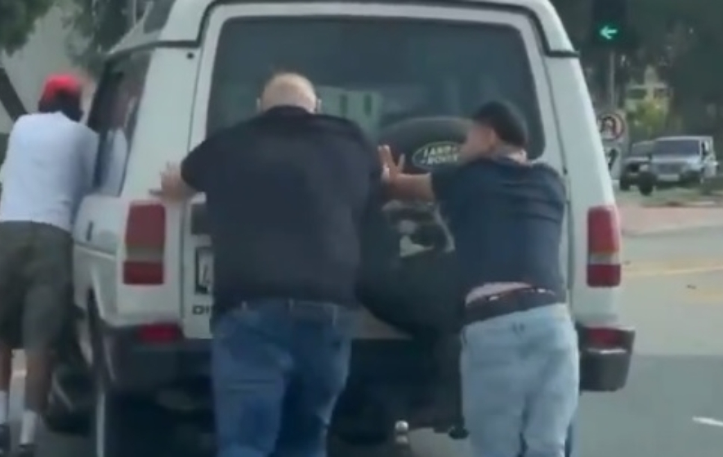Andy Ruiz ayuda a un extraño a empujar su auto