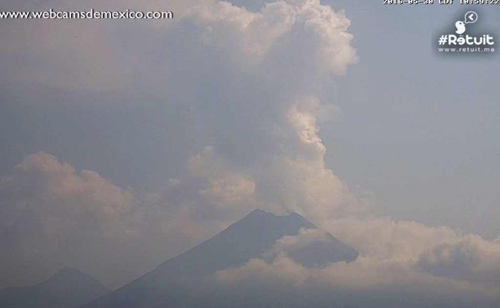Volcán de Colima emite exhalación de mil 900 metros