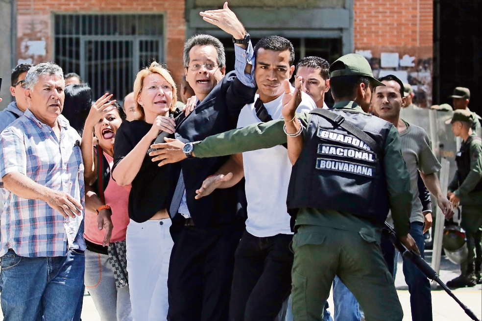 Fiscal venezolana crítica del chavismo, destituida
