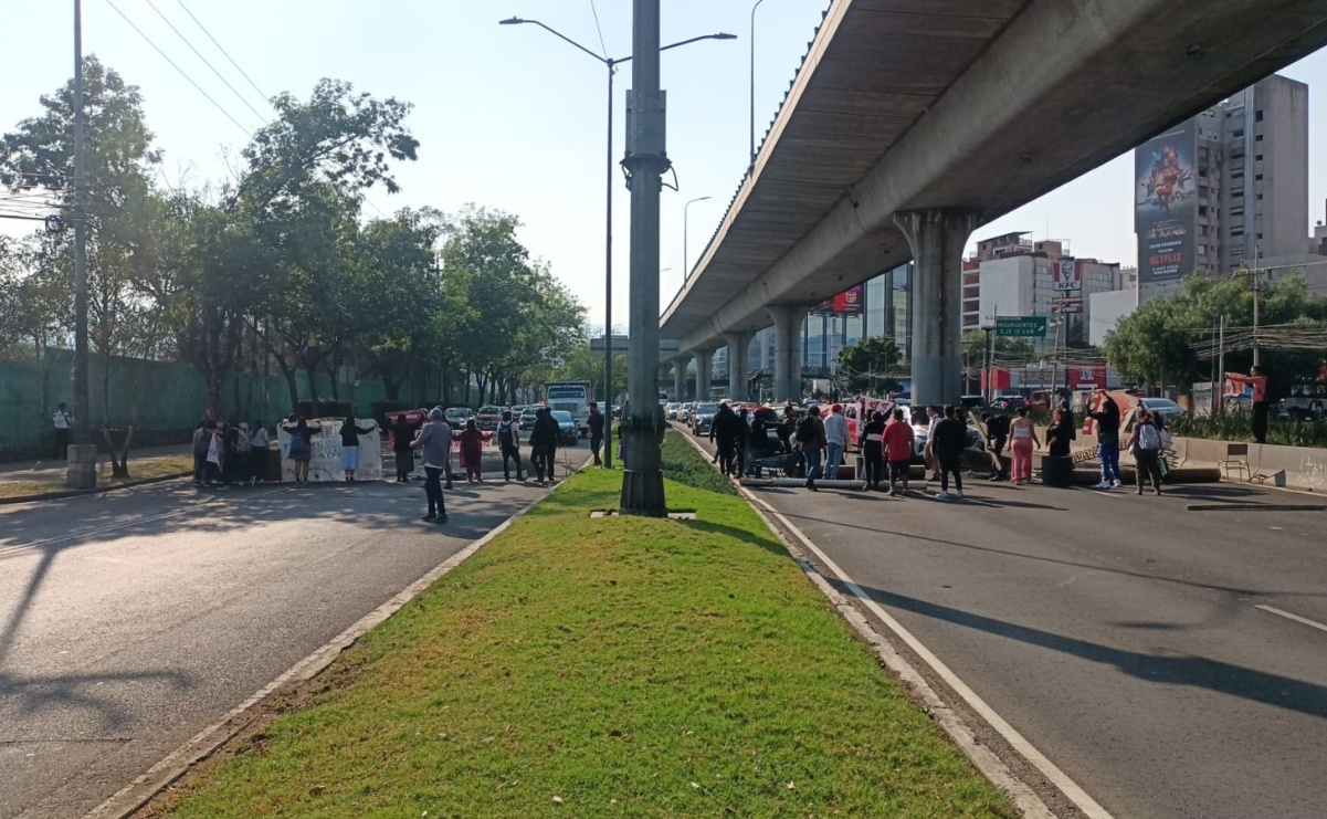 Estudiantes de la ENAH bloquean carriles centrales y laterales del Periférico Sur