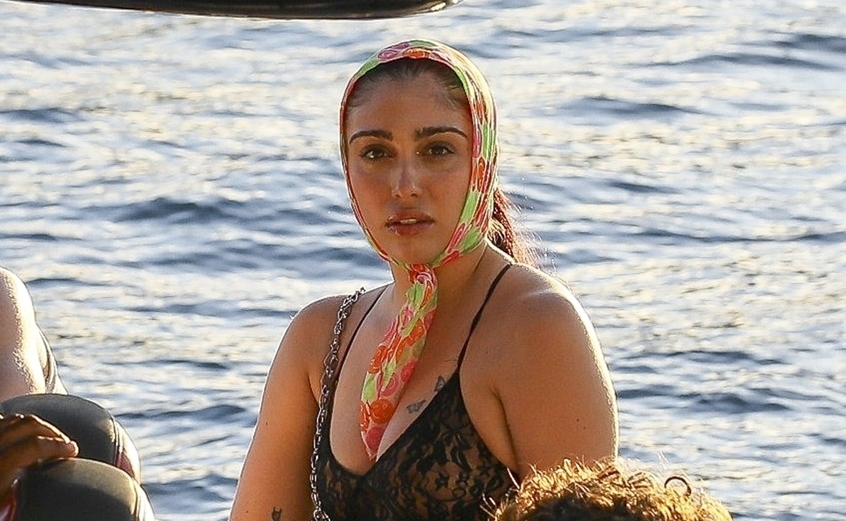Hija de Madonna presume su silueta con catsuit de encaje traslúcido y bikini en St. Barts