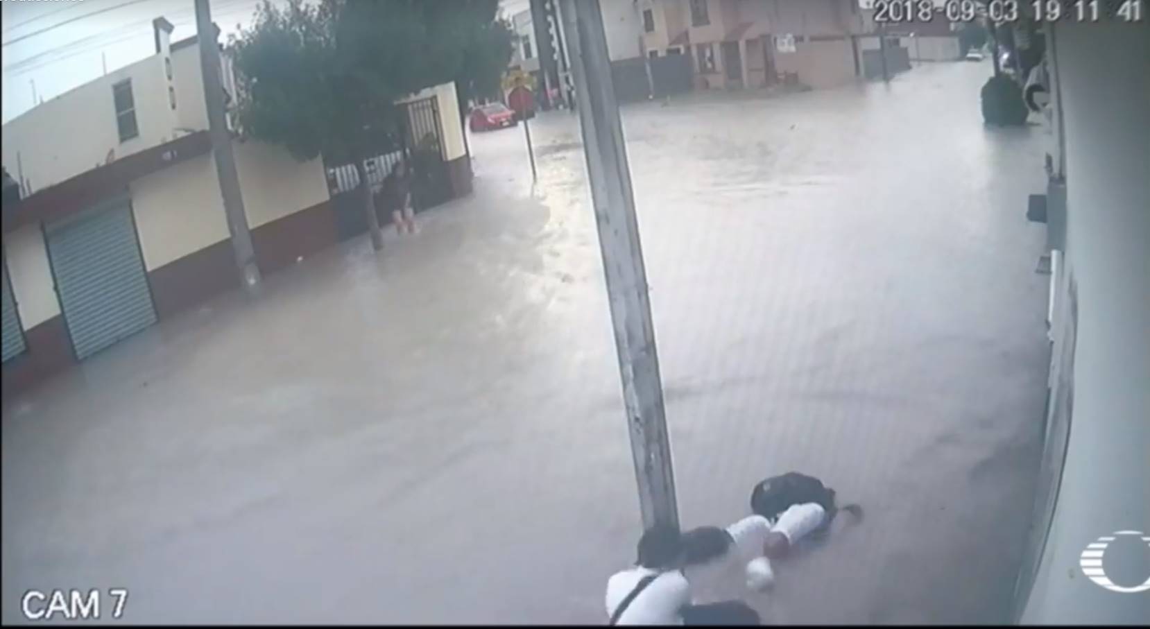 Por inundación, tres adolescentes se electrocutan con poste de luz
