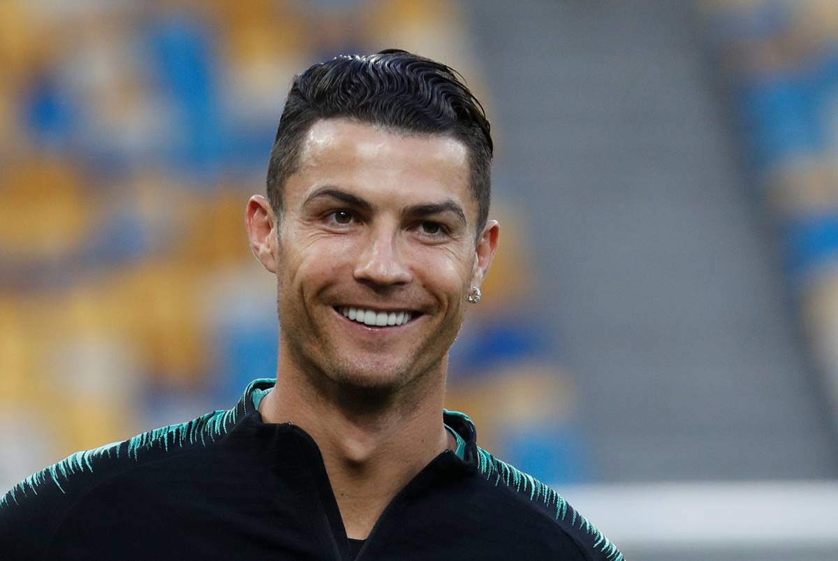 Cristiano Ronaldo luce playera y short llenos de agujeros