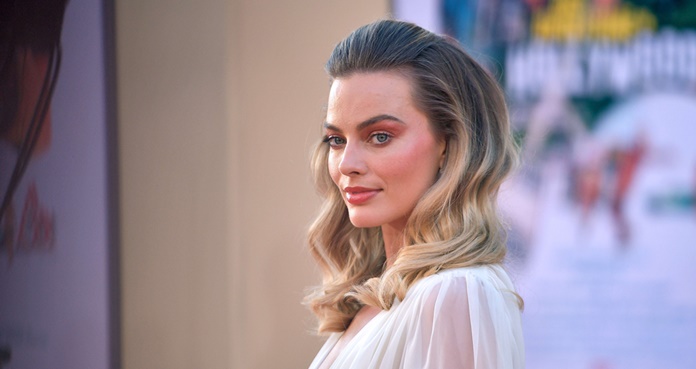 Margot Robbie deslumbra con vestido de escote profundo en premier 