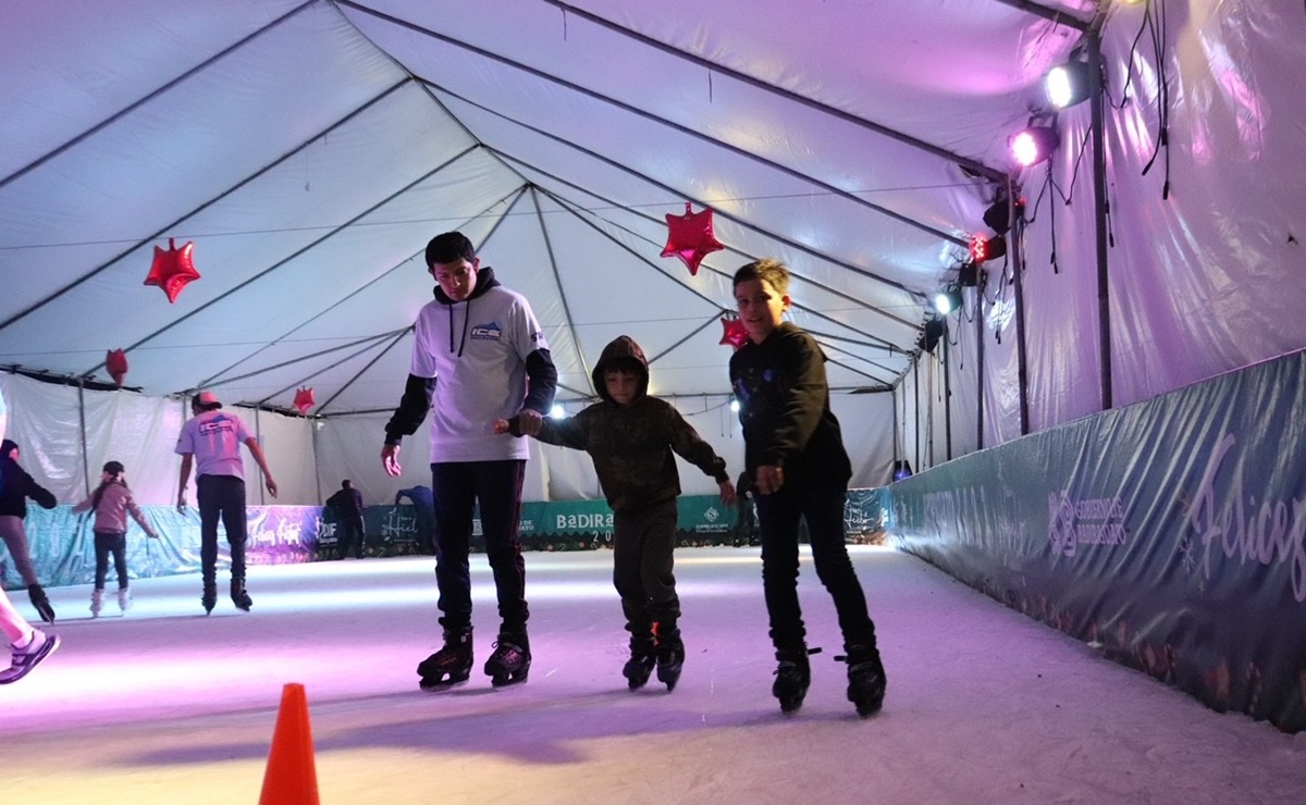 Instalan pista de hielo en parque del Mirador en Badiraguato, Sinaloa