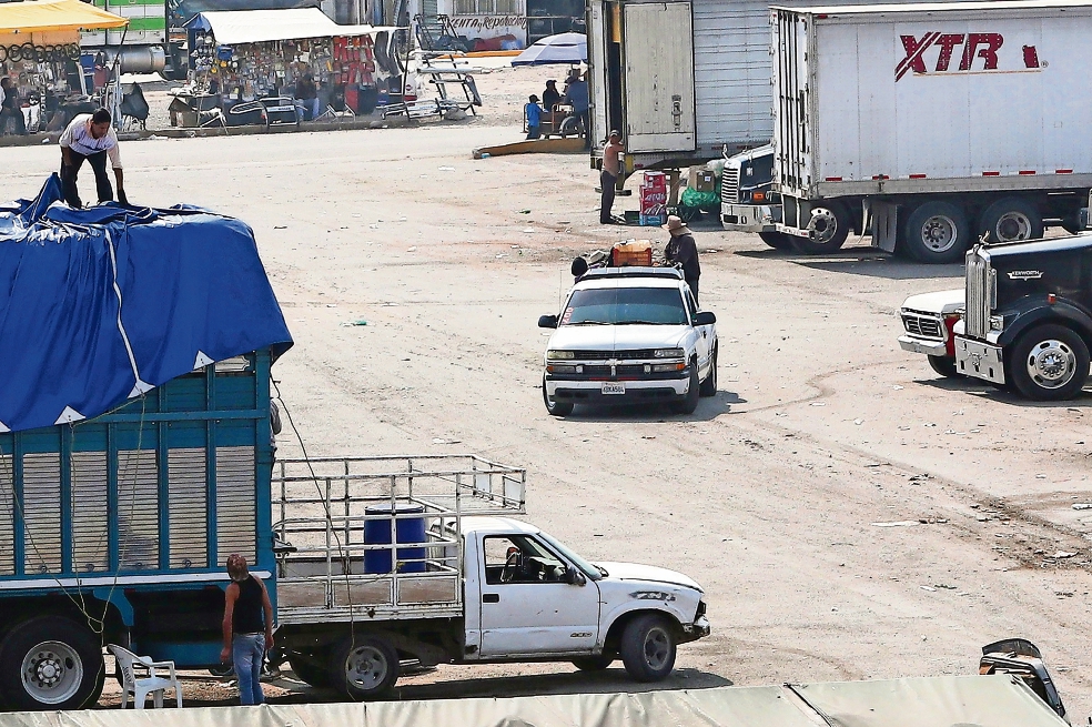 Venden huachicol en narices de policías… a $9 el litro