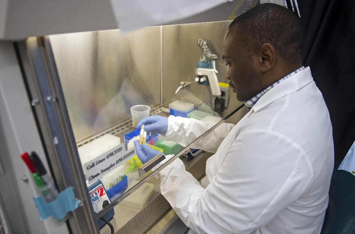 Por escasa inmunización, científicos africanos replican vacuna de Moderna