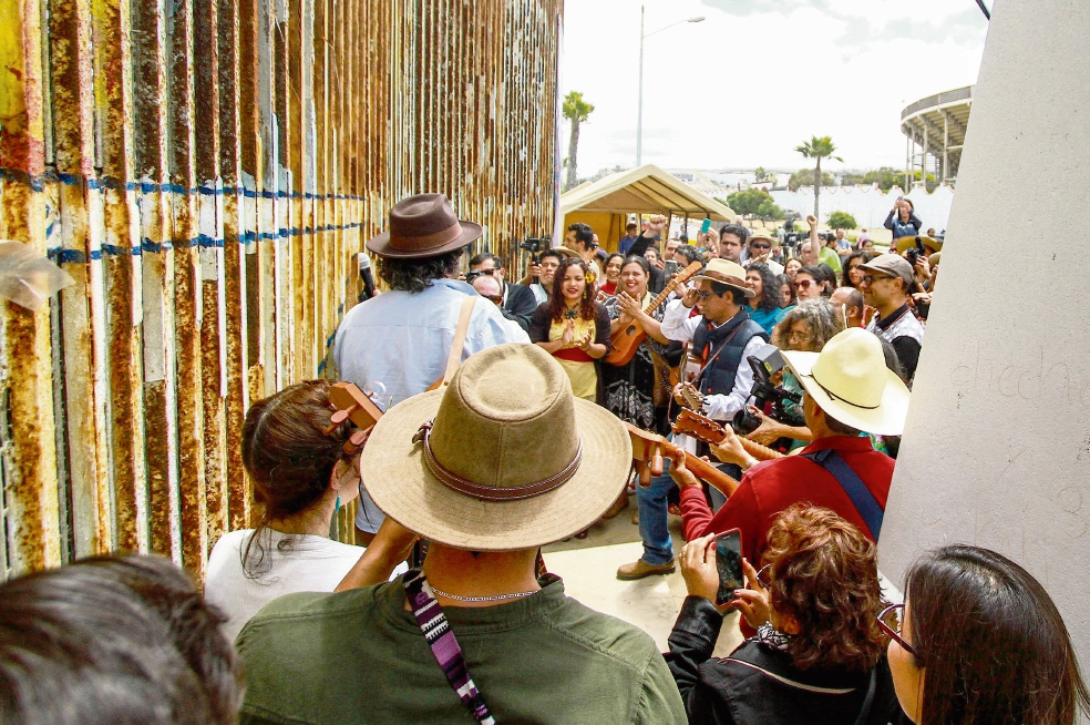 Derriban fronteras con canto y baile en Tijuana