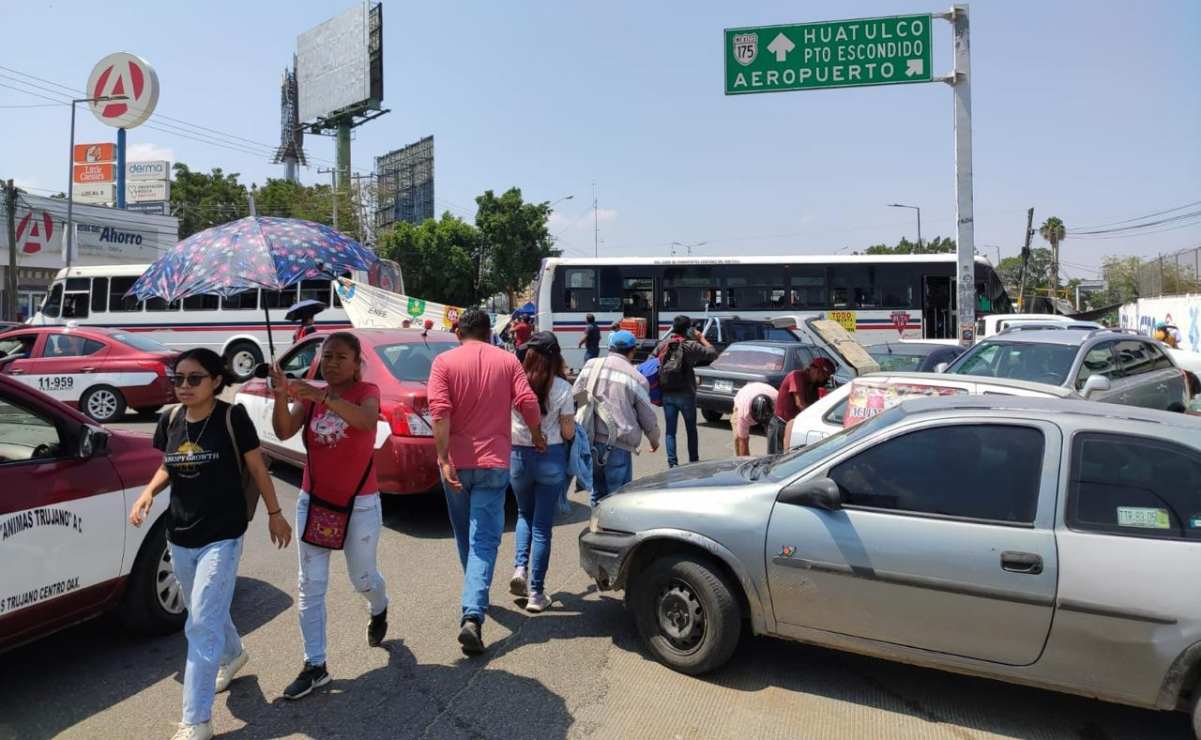 Por segundo día consecutivo, maestros de la Sección 22 del SNTE sitian la ciudad de Oaxaca; mantiene bloqueo a accesos al aeropuerto