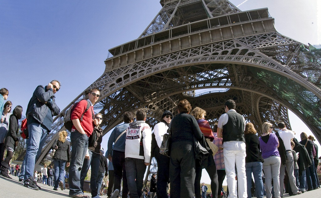 La Torre Eiffel vuelve a abrir sus puertas tras huelga de trabajadores