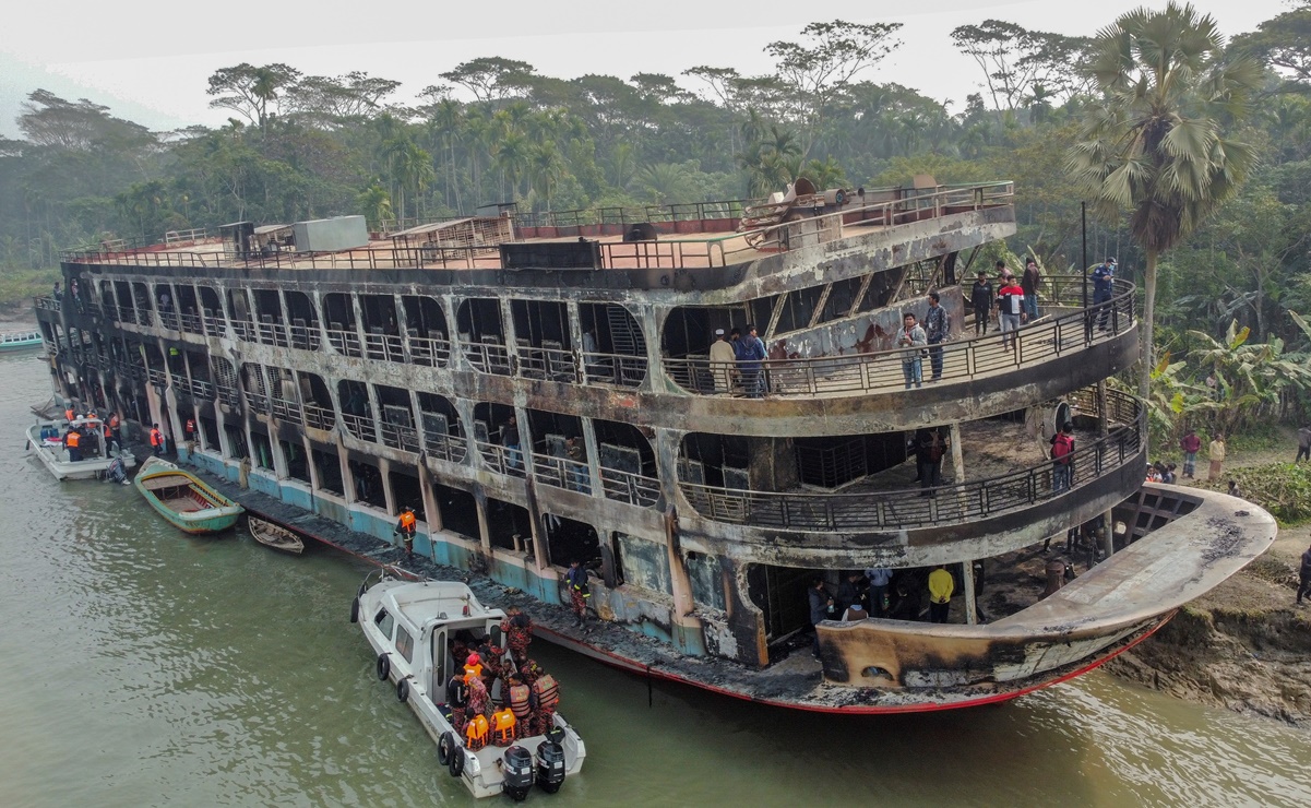 Incendio de ferry “en medio del río” deja decenas de personas quemadas y ahogadas en Bangladesh