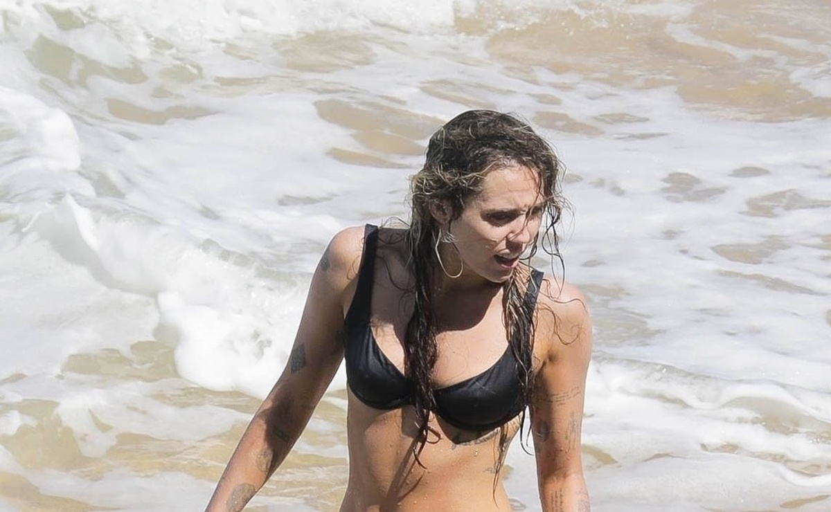 Miley Cyrus cautiva con alucinante bikini negro de vacaciones en Hawái