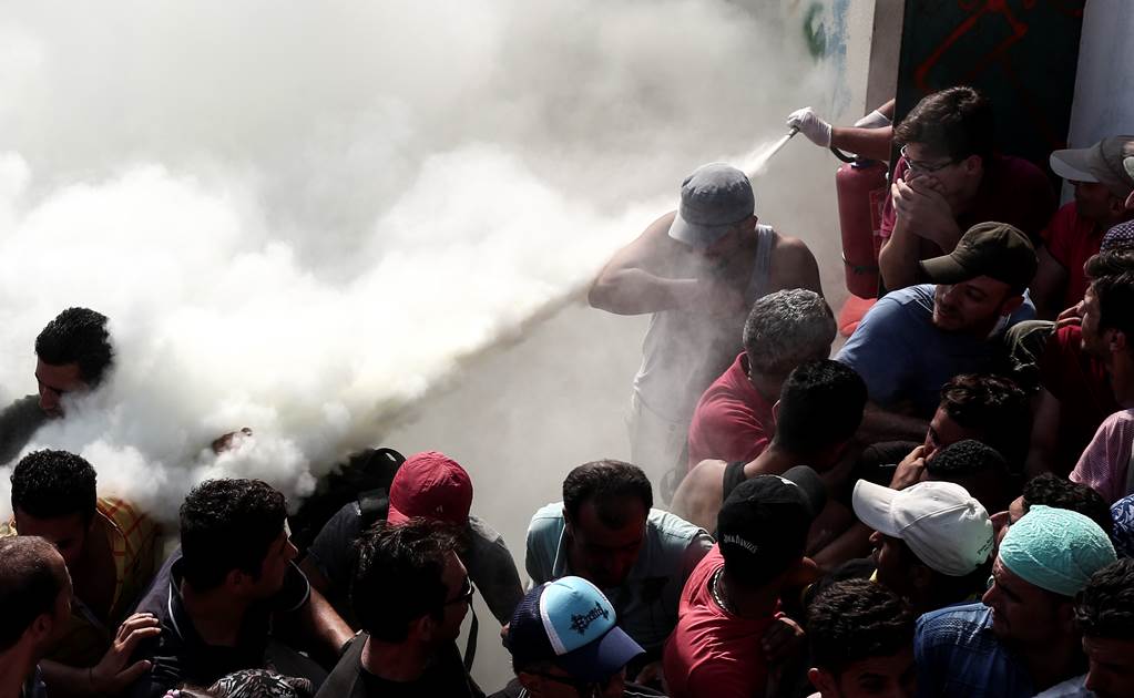 Policía en Grecia golpea y usa extintores contra refugiados