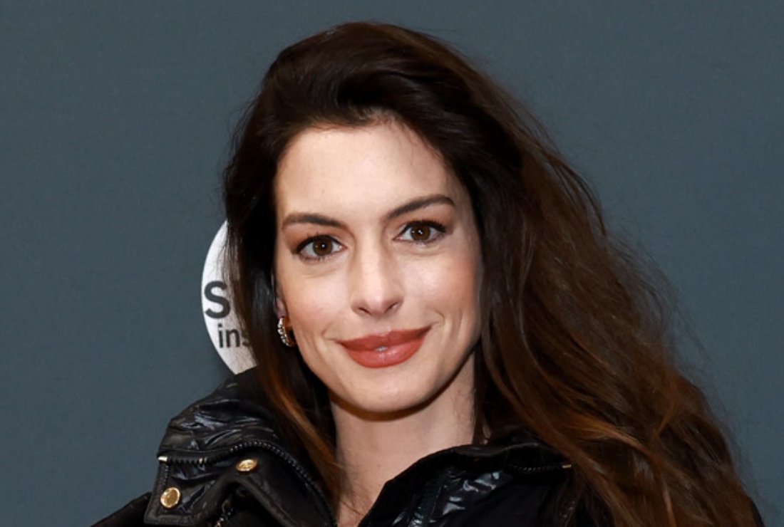 Anne Hathaway presumió sus largas piernas en un minivestido Versace