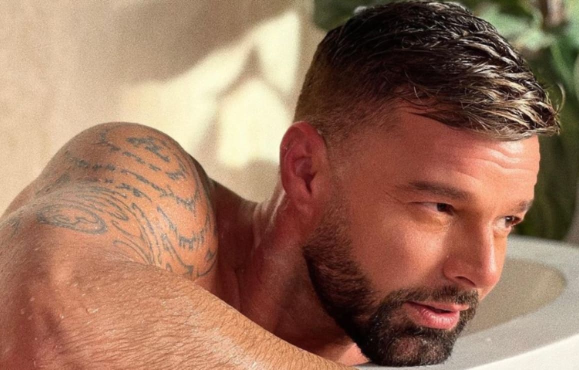 Ricky Martin desafía las reglas de Instagram al broncearse sin ropa