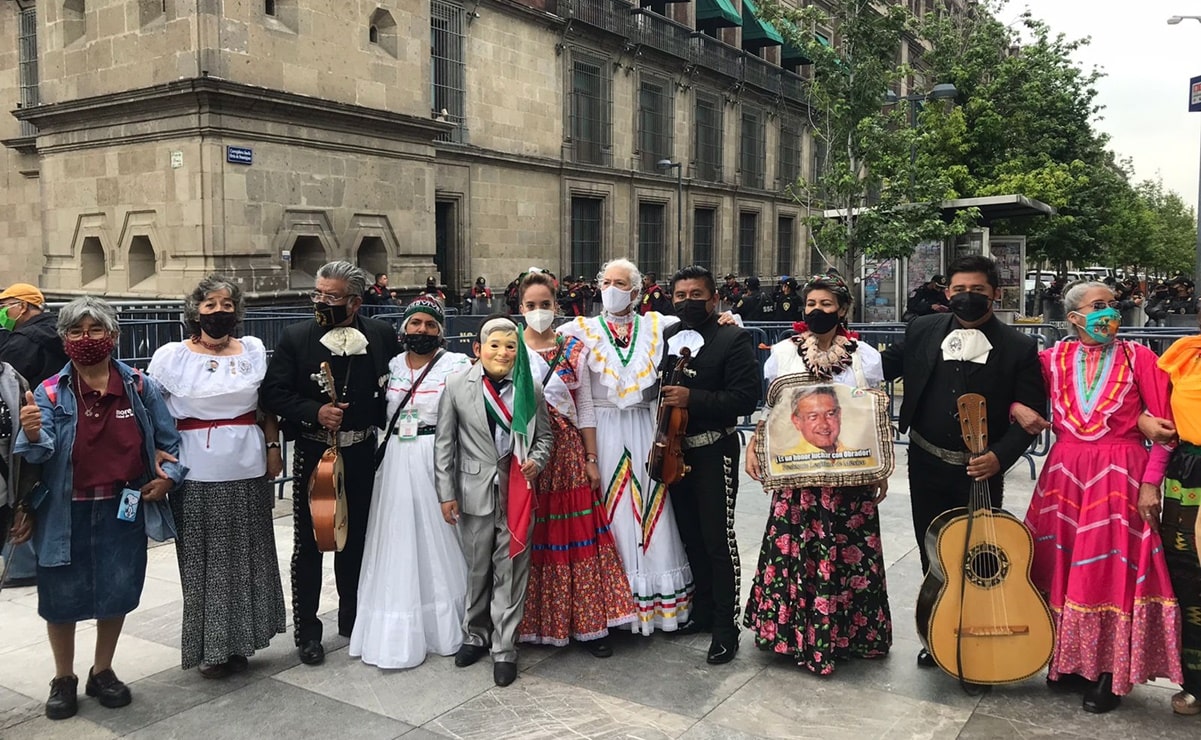 Mariachis y adelitas celebran tercer aniversario del triunfo de AMLO