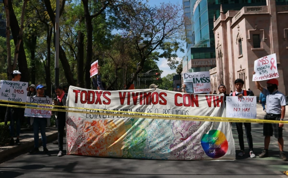 Exigen abasto de medicamentos pacientes con VIH del IMSS; cierran Paseo de la Reforma