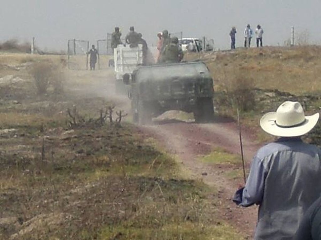 Militares escoltan a trabajadores del proyecto del NAICM en Atenco